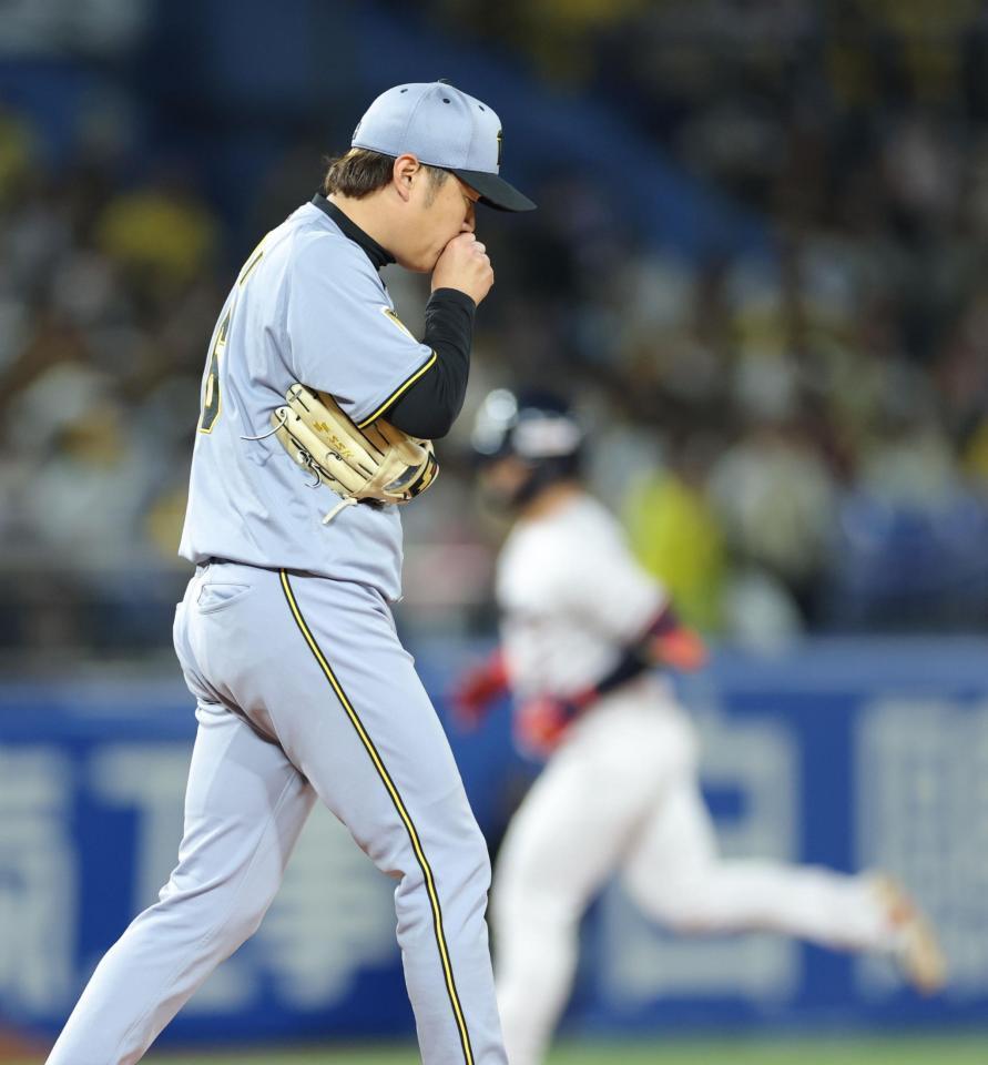 ２回、内山にソロを浴びる西勇（撮影・西岡正）