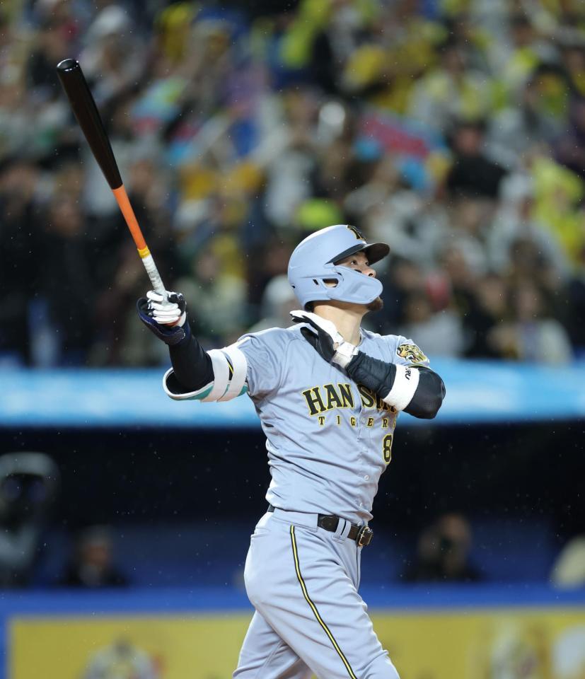 ７回、右越えソロを放つ佐藤輝（撮影・西岡正）