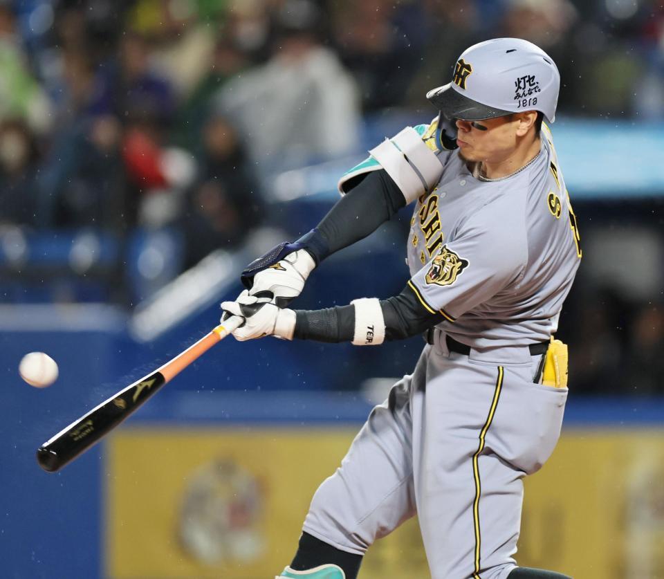 ７回、ソロを放つ佐藤輝（撮影・田中太一）