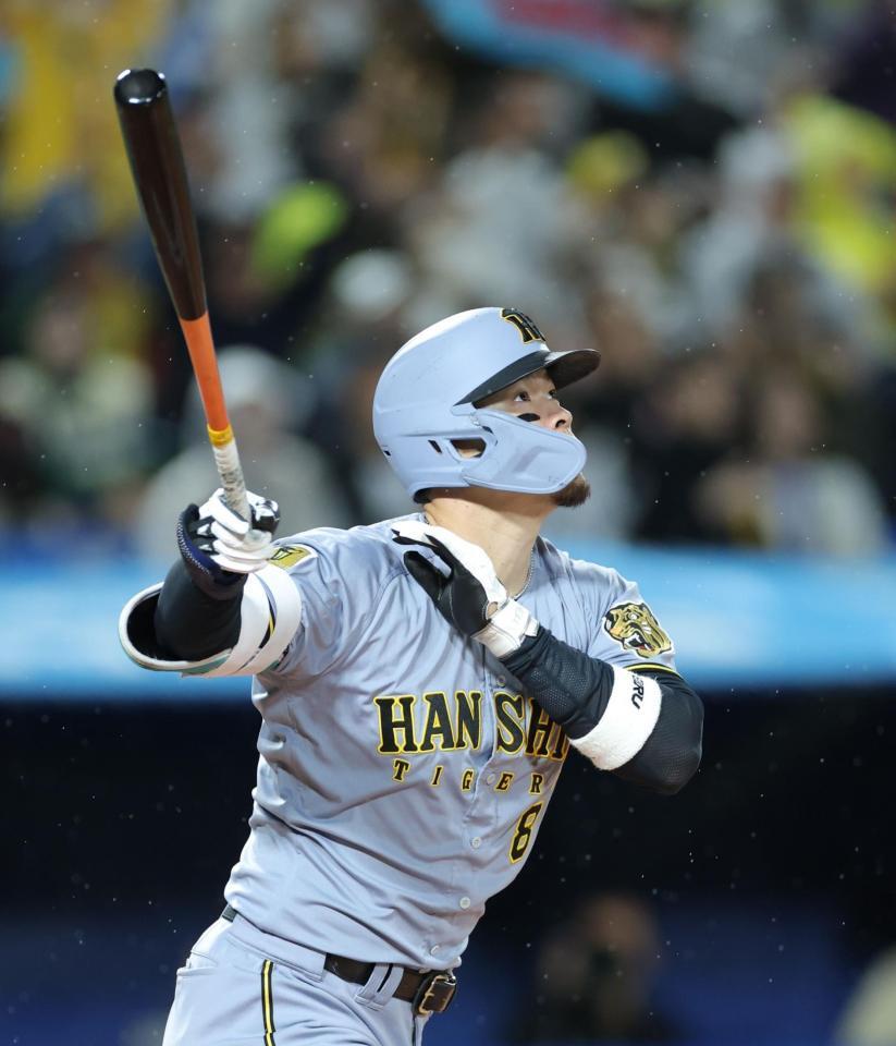 ７回、右越えソロを放つ佐藤輝（撮影・西岡正）