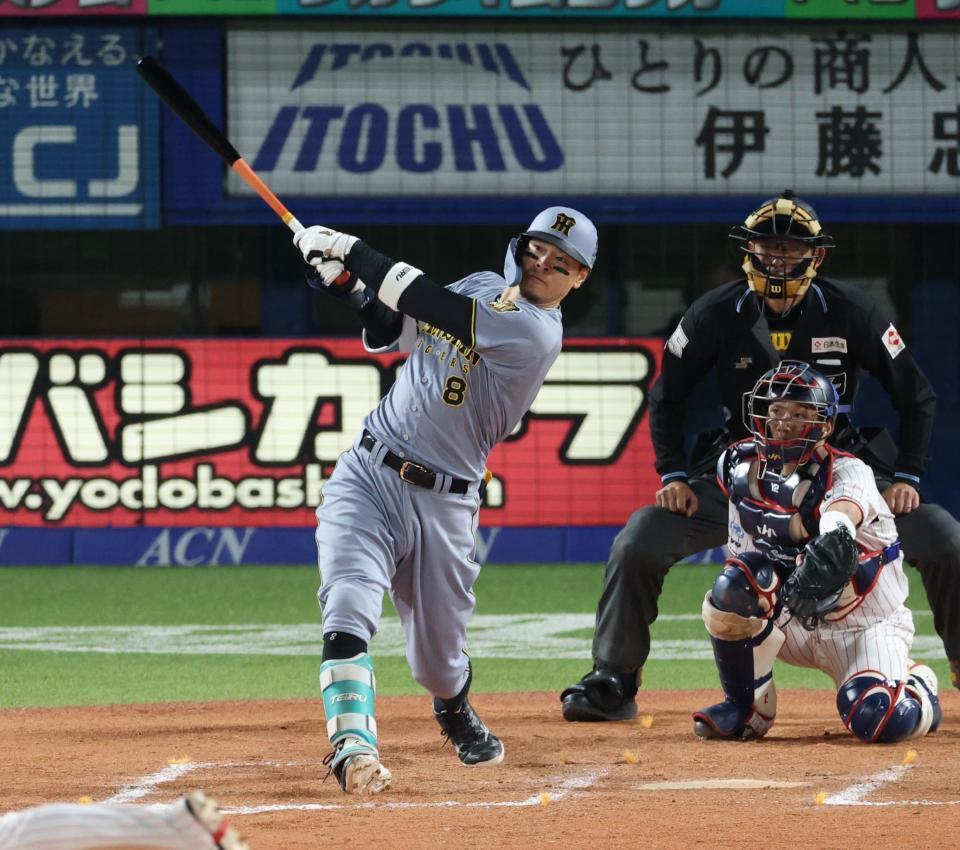 ７回、右越えソロを放つ佐藤輝（撮影・金田祐二）