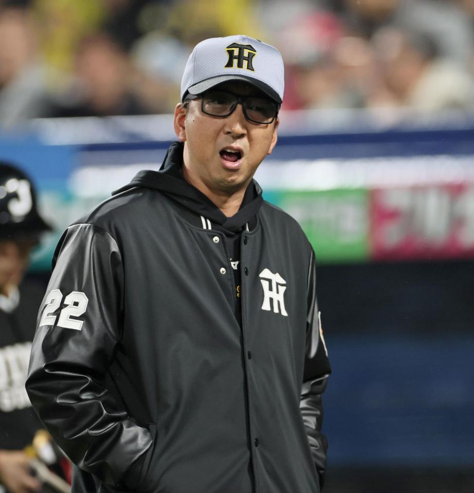 ８回、岡城の死球で険しい表情でベンチから出る藤川監督（撮影・田中太一）