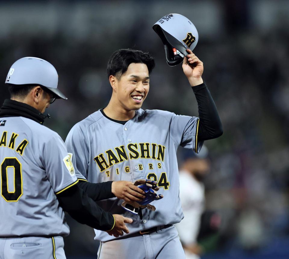 ２回、マルチ安打の岡城はベンチへ向かって笑顔を見せる（撮影・田中太一）