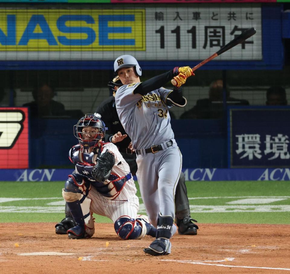 ５回、中前打を放つ岡城（撮影・金田祐二）