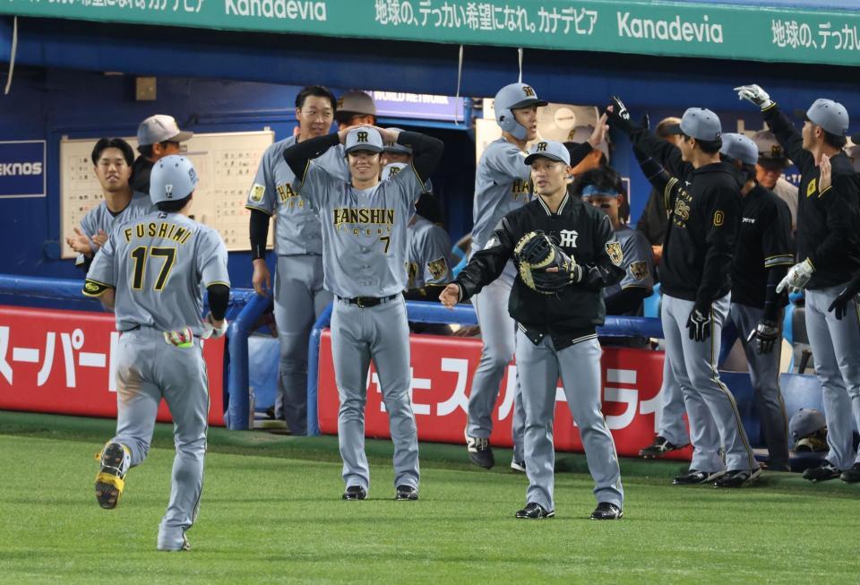 ３回、適時二塁打を放った伏見を迎える中野、坂本ら（撮影・金田祐二）