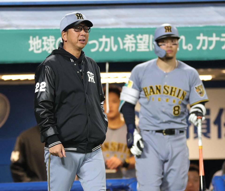 ７回、岡城への死球でベンチを出る藤川監督（左）＝撮影・西岡正