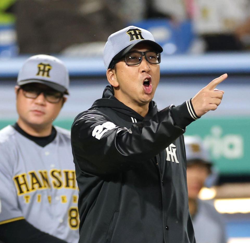 ８回、森下への危険球でベンチを飛び出す藤川監督（撮影・西岡正）