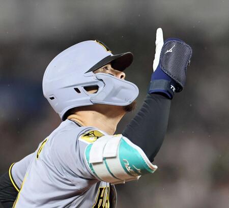　７回、ソロを放った佐藤輝は天を指さしながら本塁へ走る（撮影・田中太一）