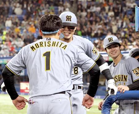 ７回、ソロを放った佐藤輝は森下とパフォーマンス（撮影・田中太一）