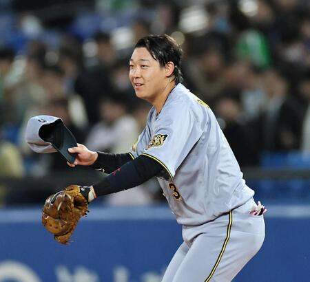 １回、２点適時打を放った大山はスタンドの声援に帽子をとる（撮影・田中太一）
