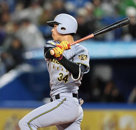 　５回、中前へ安打を放ち猛打賞とする岡城（撮影・田中太一）