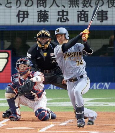 　１回、右前打を放つ岡城（撮影・金田祐二）