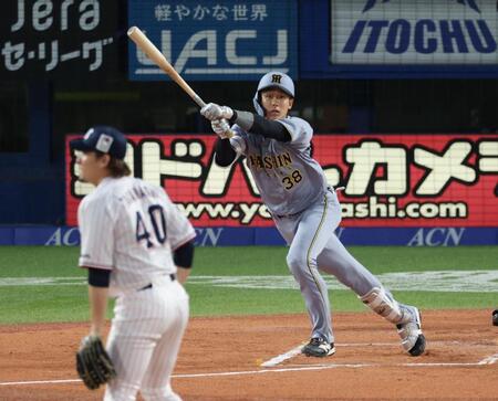 １回、適時を放つ小幡（撮影・金田祐二）