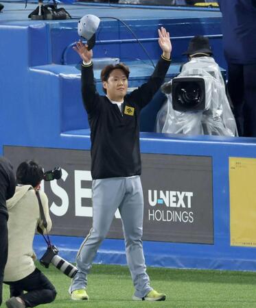 　声援に応える西勇（撮影・金田祐二）