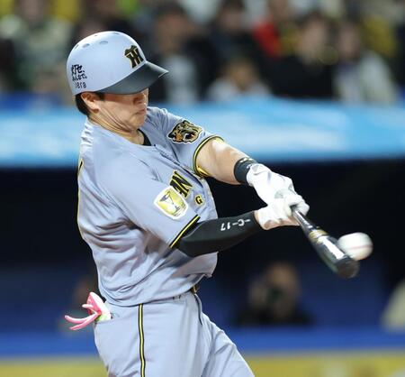 ３回、左前適時打を放つ伏見（撮影・西岡正）