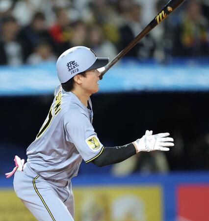 ３回、左前適時打を放つ伏見（撮影・西岡正）