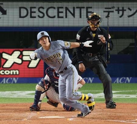 ３回、左前適時打を放つ伏見（撮影・金田祐二）