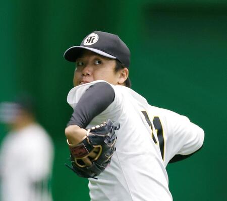 キャッチボールで調整する村上（撮影・西田忠信）