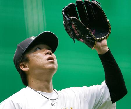 室内で調整する村上（撮影・西田忠信）