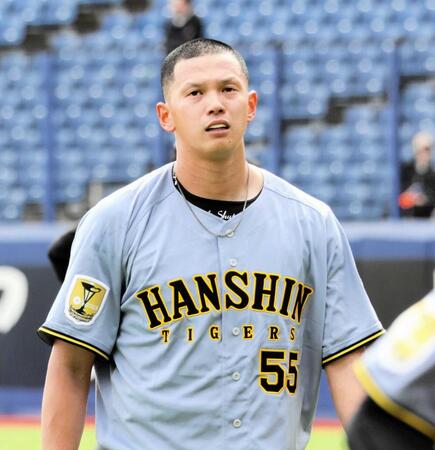 　２点を勝ち越された５回を投げ終え、ベンチに戻る能登