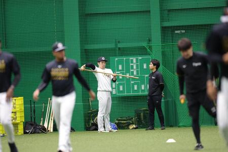 ウオーミングアップをする石井（撮影・立川洋一郎）