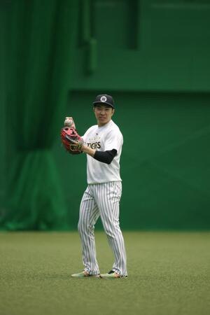 笑顔を見せキャッチボールをする石井（撮影・立川洋一郎）