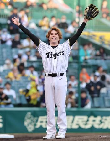ファーストピッチを終え、笑顔で手を振る佐藤隆紀（撮影・山口登）