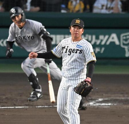 ２回、平山に先制打を許す村上（撮影・飯室逸平）