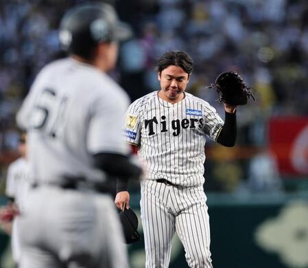 ２回、増田陸（手前）に死球を当て帽子を脱ぐ村上（撮影・田中太一）