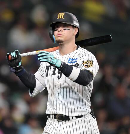 ５回、空振り三振に倒れベンチに戻る佐藤輝（撮影・山口登）