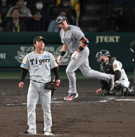 ３回、ダルベックに３ランを打たれる村上（撮影・飯室逸平）