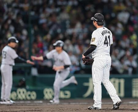 ３回、村上はダルベックにランを許す（撮影・山口登）