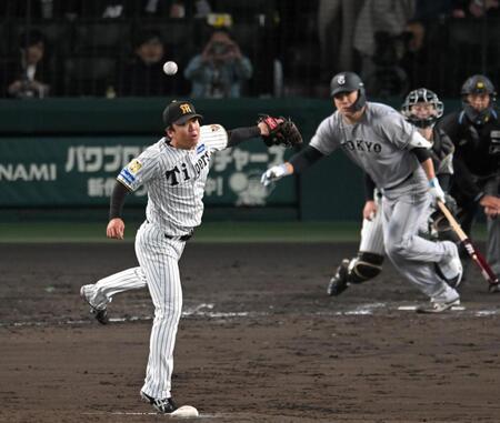 ４回、田中将の打球に反応する村上（撮影・飯室逸平）