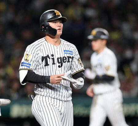 ６回、前川が押し出しの四球を選ぶ（撮影・山口登）