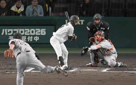 ６回、四球を選ぶ中野（撮影・飯室逸平）