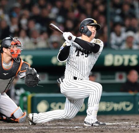 ８回、空振り三振に倒れる前川（撮影・山口登）