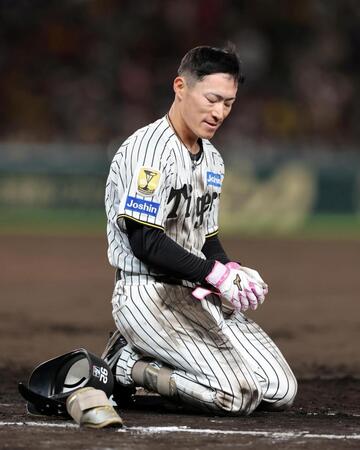 ６回、併殺に倒れ悔しそうな表情を見せる福島（撮影・山口登）