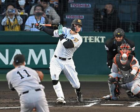 １回、中前打を放つ佐藤輝（撮影・飯室逸平）