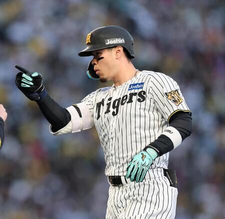 １回、中前打を放ちベンチにポーズを送る佐藤輝（撮影・山口登）