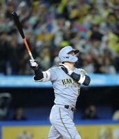 ７回、右越えソロを放つ佐藤輝（撮影・西岡正）