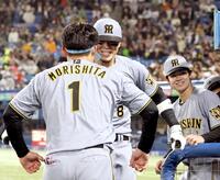 ７回、ソロを放った佐藤輝は森下とパフォーマンス（撮影・田中太一）