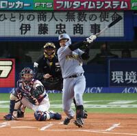 １回、先制２点二塁打を放つ大山（撮影・金田祐二）