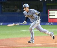 ６回、右前打を放つ小幡（撮影・金田祐二）