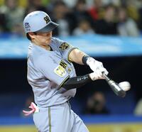 ３回、左前適時打を放つ伏見（撮影・西岡正）