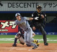 ３回、左前適時打を放つ伏見（撮影・金田祐二）
