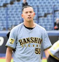 　２点を勝ち越された５回を投げ終え、ベンチに戻る能登