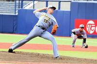 １回、力投する能登。右後方は一塁手・戸井