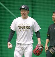 キャッチボールへ向かう石井（撮影・立川洋一郎）