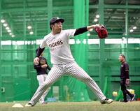 キャッチボールをして調整する石井（撮影・立川洋一郎）