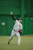 キャッチボールをして調整する石井（撮影・立川洋一郎）